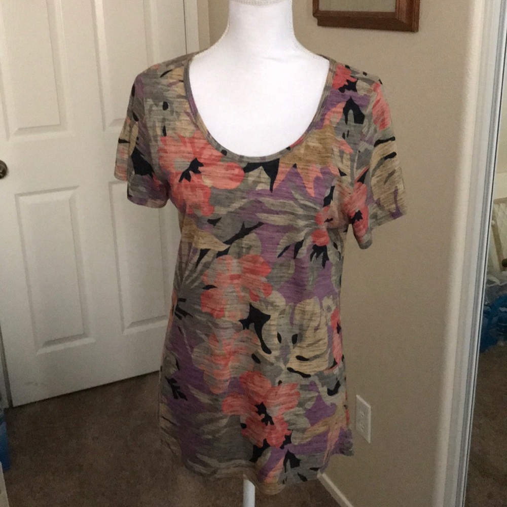 LuLaRoe Classic Tee. EUC 💐